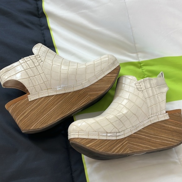 Unique “Clog” Shoes - Picture 2 of 6